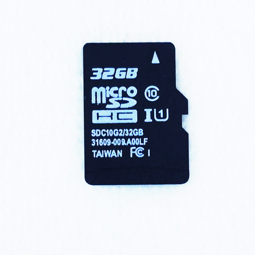 Zwarte microSD-geheugenkaart van 32 GB met witte opdruk, geschikt voor opslag in camera’s, smartphones en andere apparaten. Aangeduid als Class 10 en UHS-I (U1), gefabriceerd in Taiwan.