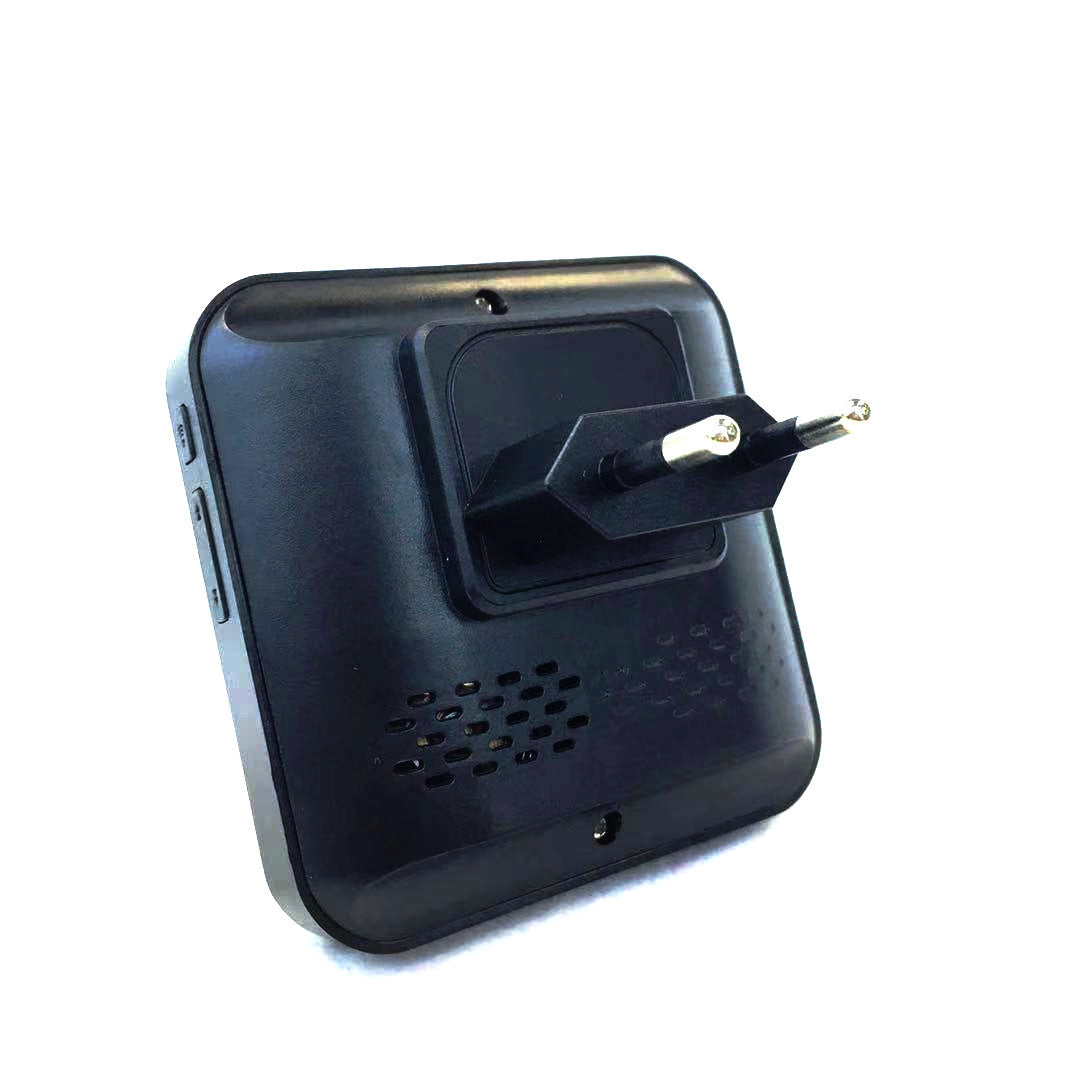 Strakke zilverkleurige slimme videodeurbel met HD-camera en blauwe LED-ring, geschikt voor draadloze installatie en mobiele bediening – aangeboden door The Gadget Vault.