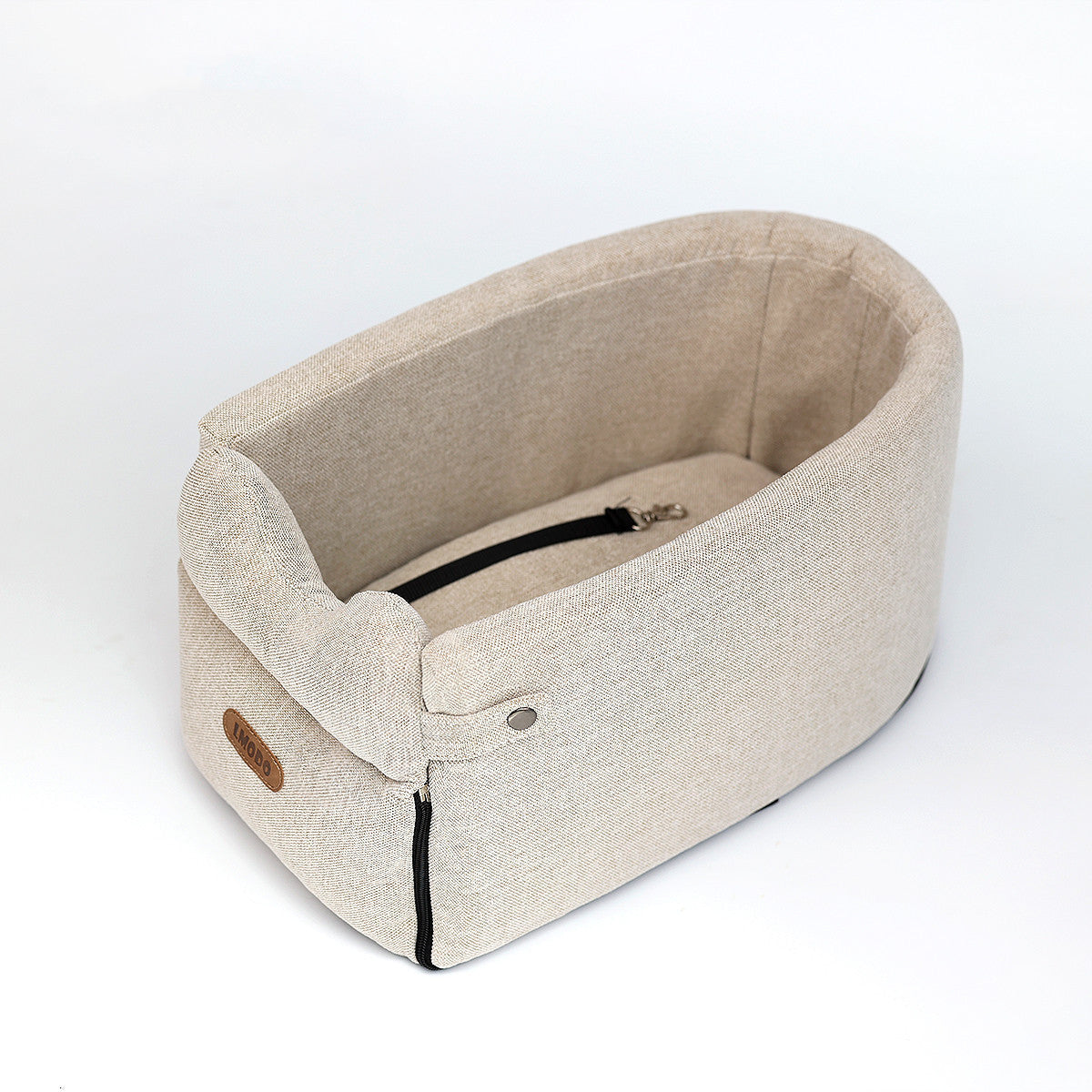 Beige draagbare huisdierautostoel met zichtbare zwarte veiligheidsriem aan de binnenzijde en LMODO-lederen label aan de buitenkant.
