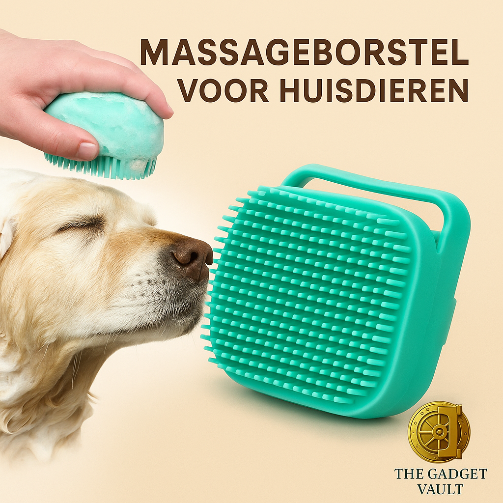 Digitale visual van een turquoise massageborstel voor huisdieren, gebruikt op een inzepen Golden Retriever, met schuim op de vacht, tegen een beige achtergrond met het kluislogo van The Gadget Vault rechtsonder en de Nederlandstalige titel “Massageborstel voor huisdieren” bovenaan.
