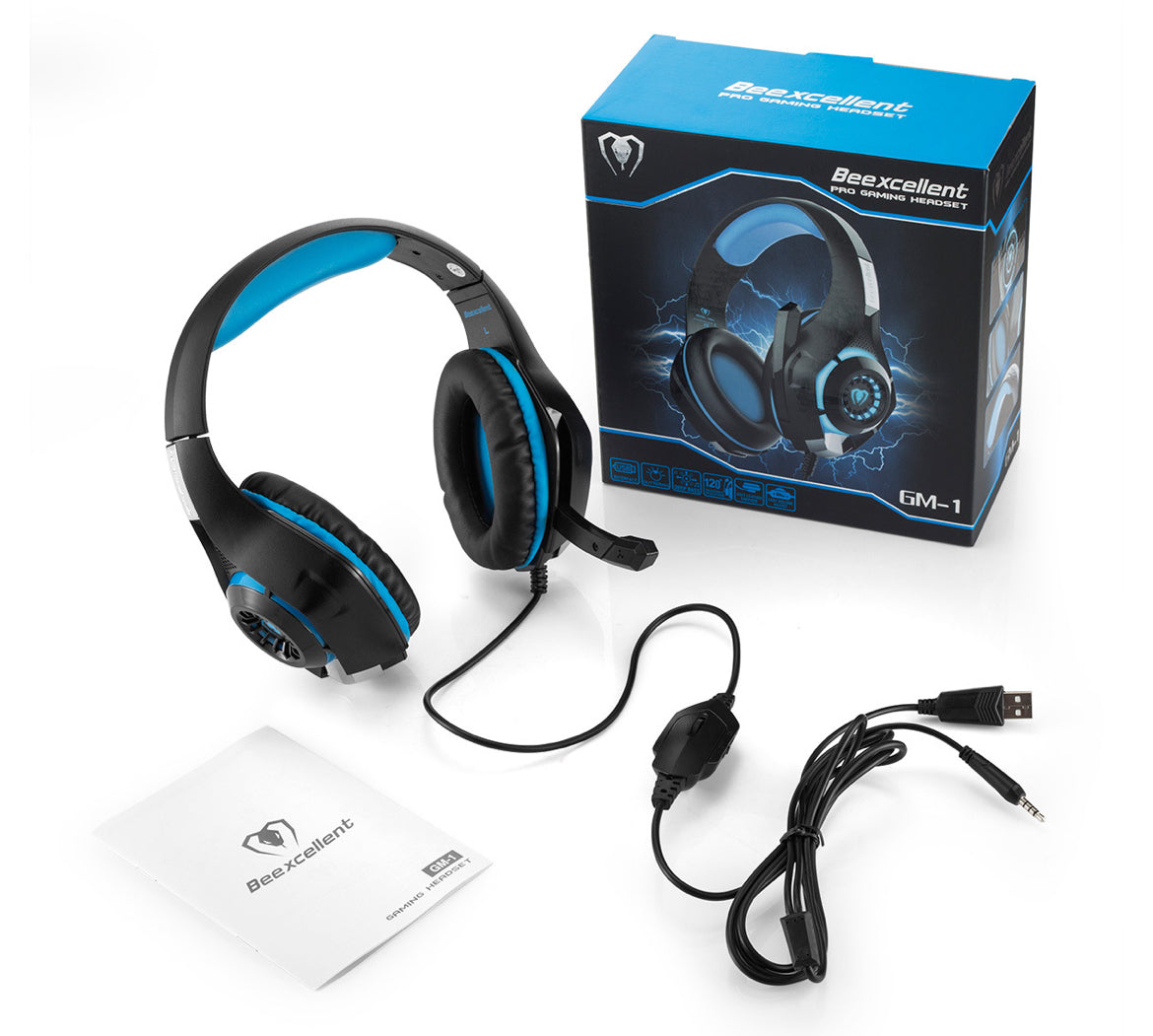 Beexcellent GM-1 gaming headset in blauw met verpakking, handleiding en aansluitkabels op een witte achtergrond.