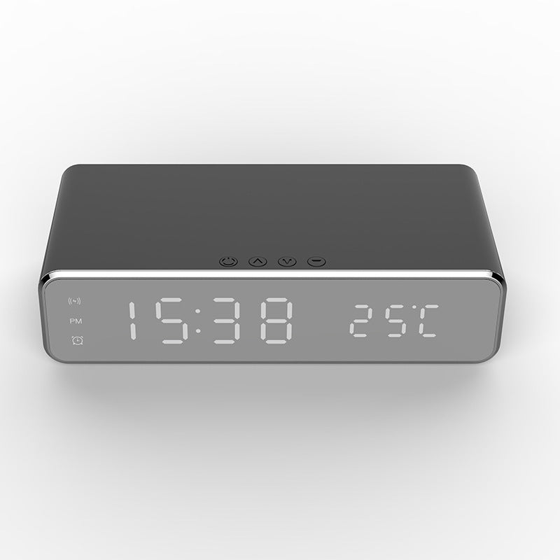 Digitale alarmklok met draadloze oplader, thermometer en spiegelweergave in elegante zwarte afwerking, weergegeven tegen een neutrale achtergrond.