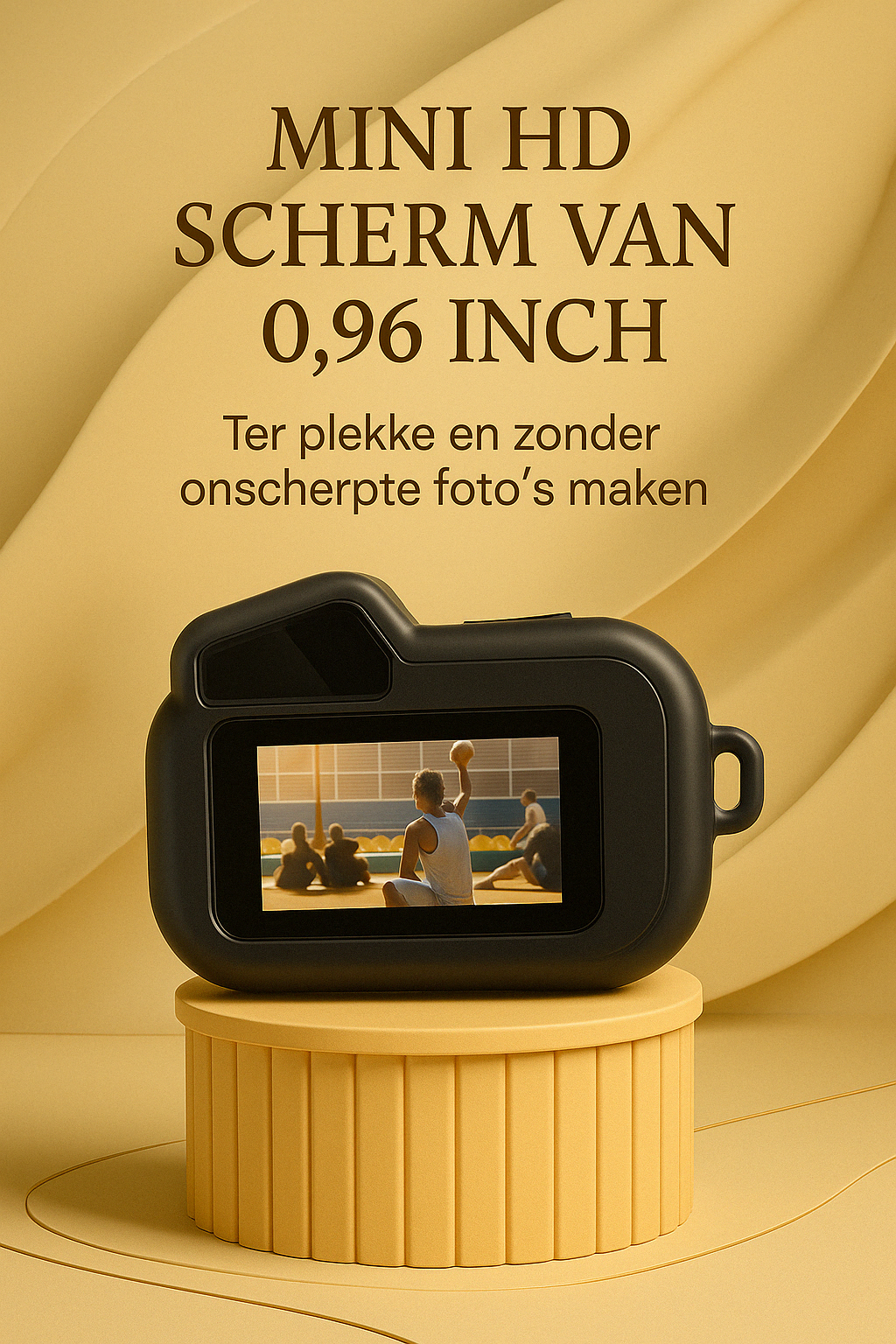 “Mini digitale camera met 0,96 inch HD-scherm op sokkel – toont livebeeld van sporttribune in stijlvol goud-beige design, met branding van The Gadget Vault.”