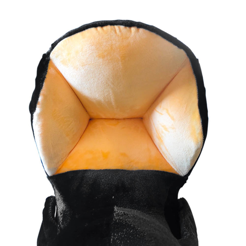 Binnenzijde van een pluche pinguïn schommelstoel met zacht geel bekleed zitkussen.