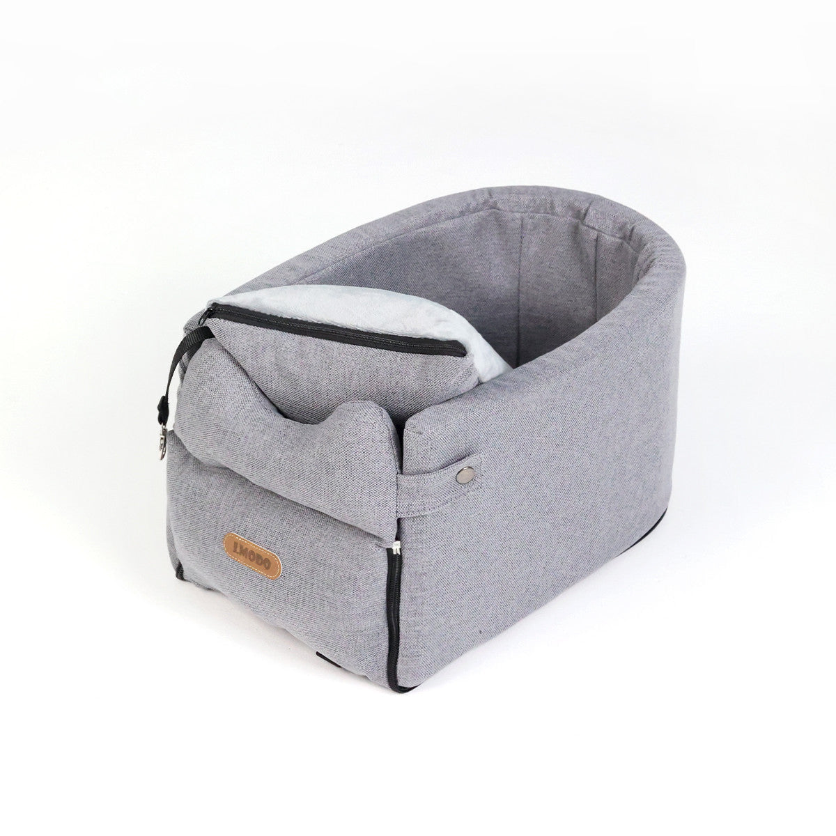 Grijze autostoel en draagtas voor kleine honden of katten, met open ritssluiting en wit kussen aan de binnenkant, originele LMODO-label zichtbaar vooraan.