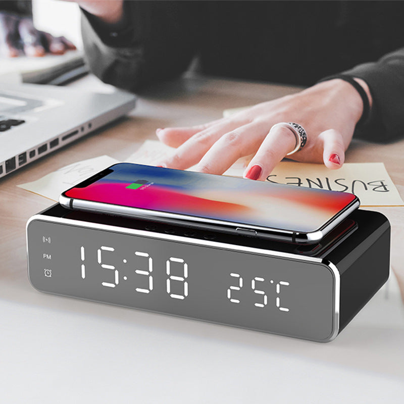 Modern bureau met draadloze oplaadbare HD spiegelklok en smartphone, perfect voor efficiënt werken en stijlvol interieur.