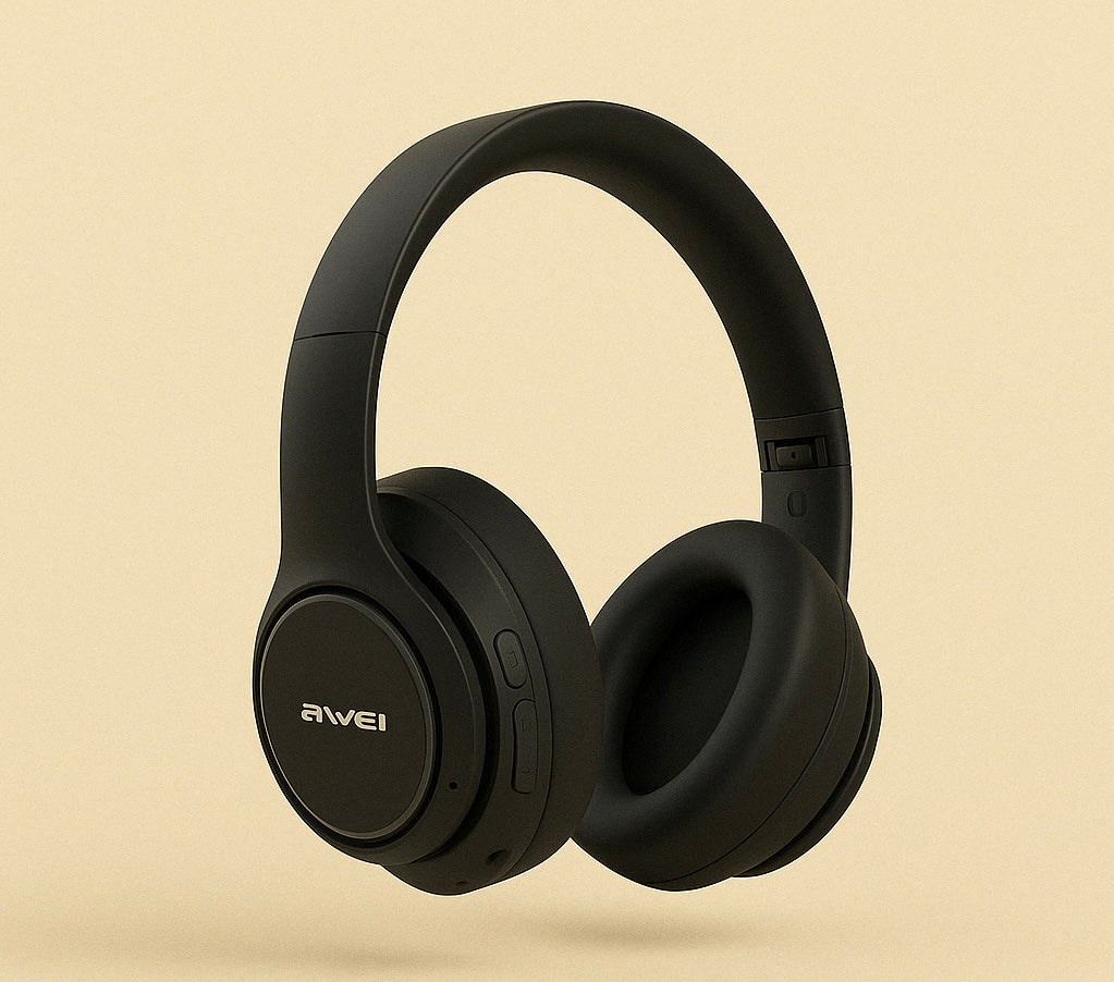 Digitale foto van Awei draadloze over-ear hoofdtelefoon in matzwart, met subtiel logo van The Gadget Vault linksonder op een beige achtergrond. Ideaal voor productpresentatie op een luxe webshop.
