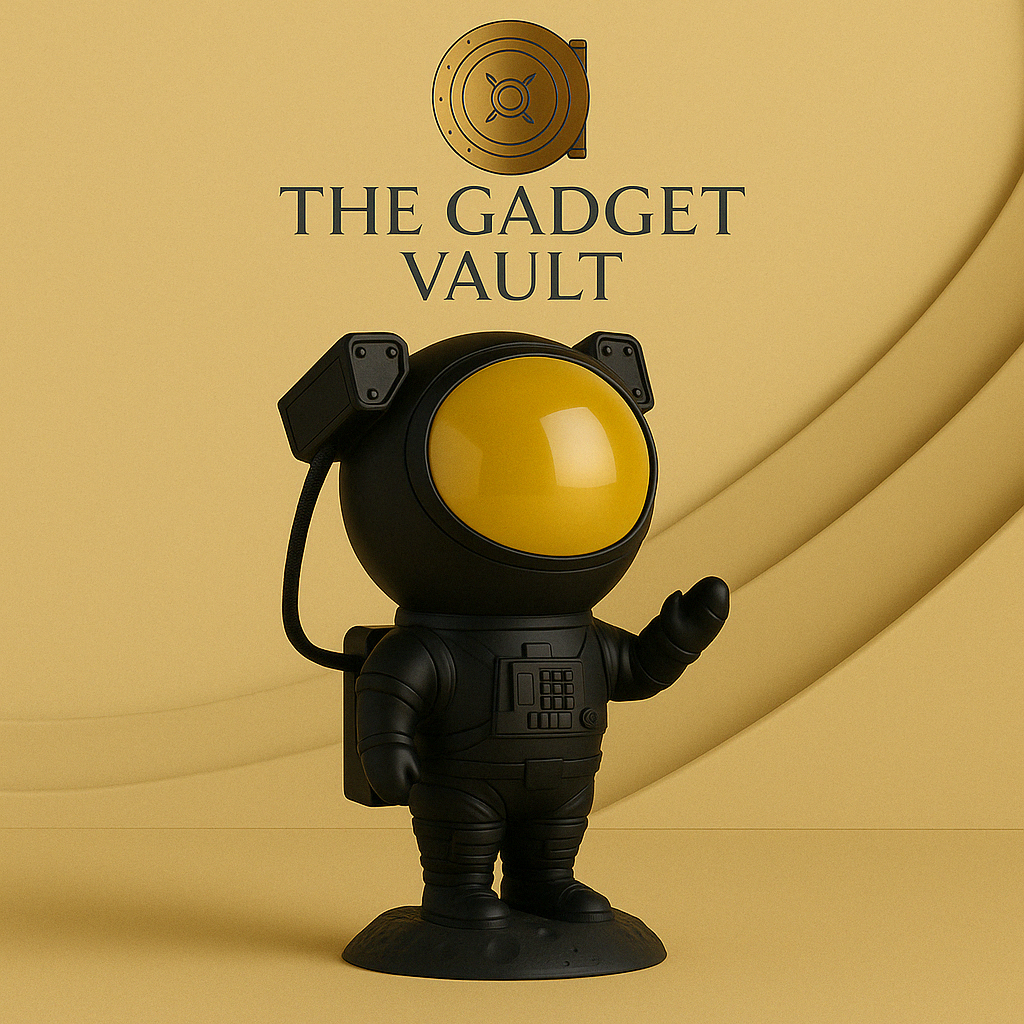 Zwarte astronaut projector met goudkleurig vizier, stijlvol gepresenteerd op een luxe beige achtergrond met het originele kluislogo van The Gadget Vault erboven.