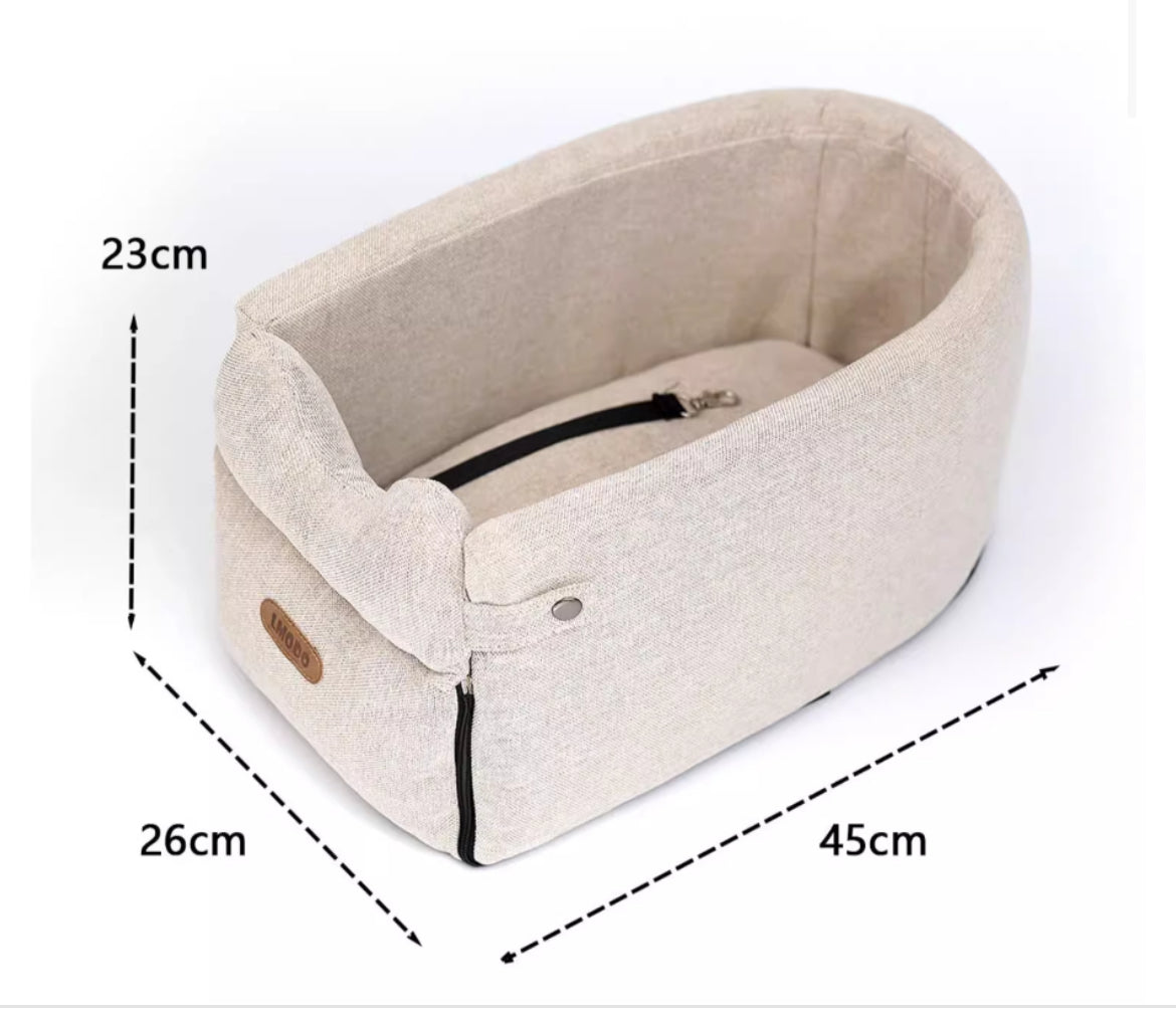 Beige autostoel voor kleine huisdieren met aangeduide afmetingen: 45 cm lengte, 26 cm breedte, 23 cm hoogte; LMODO-label zichtbaar vooraan.