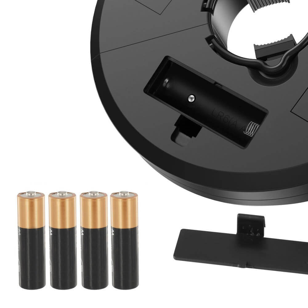 Detailweergave van het batterijcompartiment van de zwarte LED-parasollamp, met vier AA-batterijen op de voorgrond – The Gadget Vault stijl.