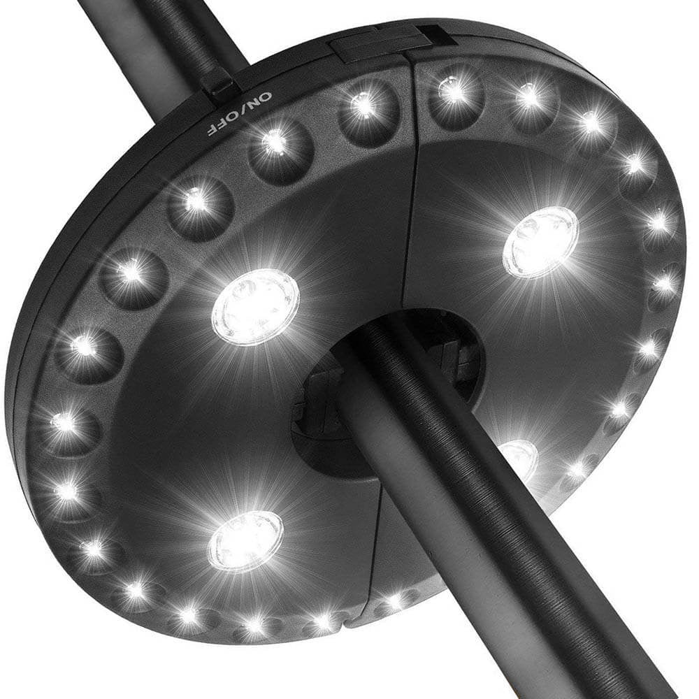 Close-up van de gemonteerde parasollamp met heldere witte verlichting rondom de stang – The Gadget Vault zomerluxe.