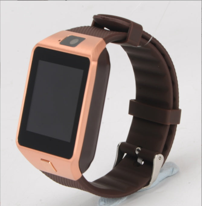 Een stijlvolle U8 Smartwatch met een roségouden horlogekast en een diepbruin TPU-polsbandje. Het horloge ligt op een lichte achtergrond, klaar om gebruikt te worden voor slimme meldingen, bellen en media.
