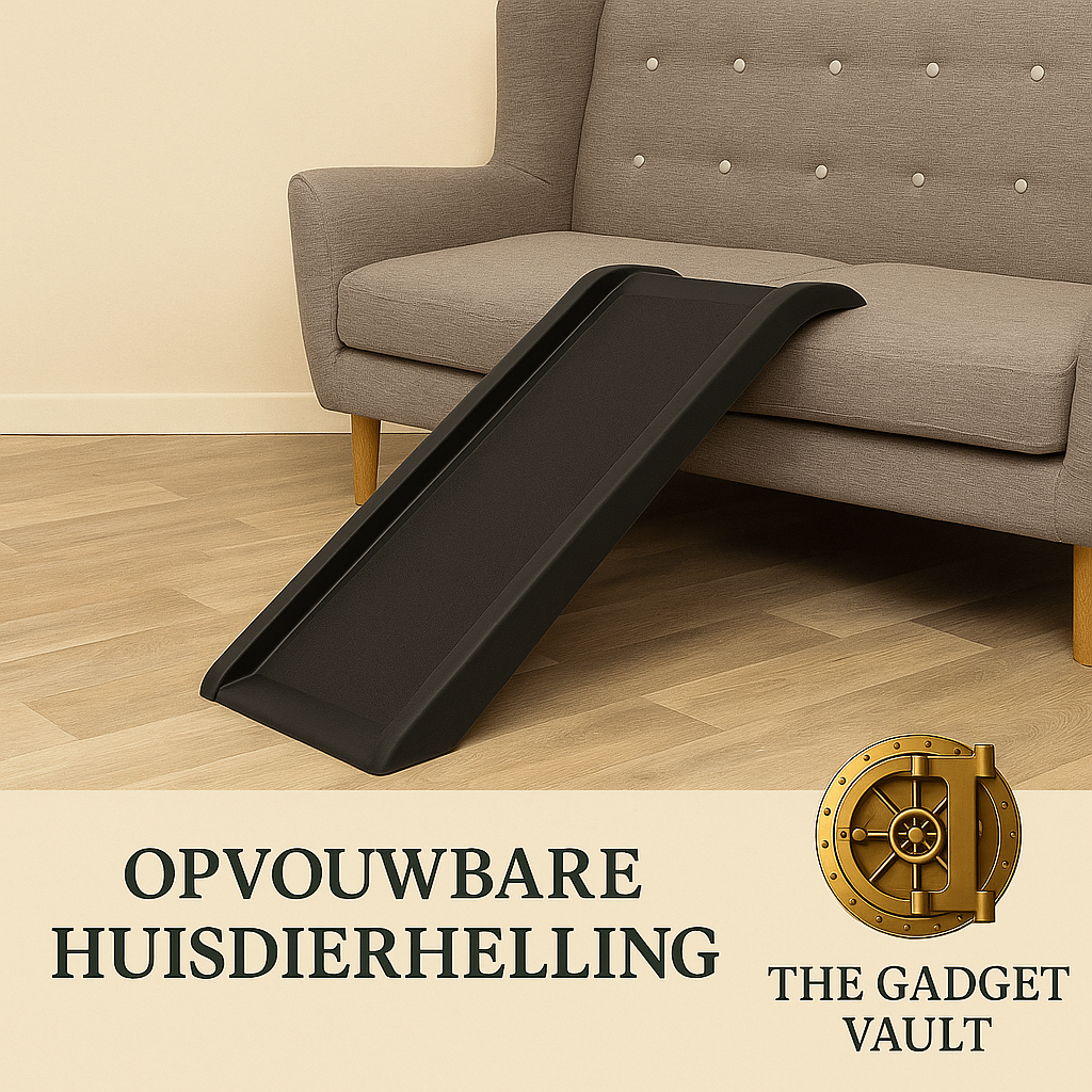 Zwarte opvouwbare huisdierhelling opgesteld tegen een beige vloer en bank, met gouden kluislogo van The Gadget Vault rechtsonder en opschrift “Opvouwbare Huisdierhelling” centraal onderaan in luxe seriflettertype.
