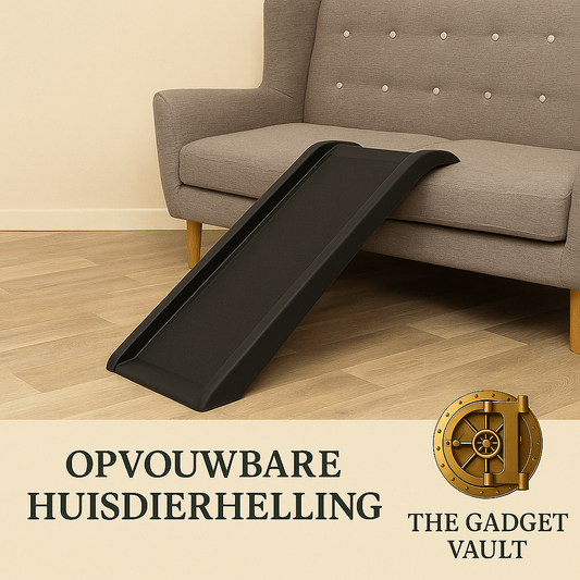 Zwarte opvouwbare huisdierhelling opgesteld tegen een beige vloer en bank, met gouden kluislogo van The Gadget Vault rechtsonder en opschrift “Opvouwbare Huisdierhelling” centraal onderaan in luxe seriflettertype.
