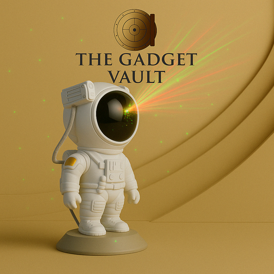 Witte astronaut projector met sterrenlicht-effect op een luxe beige achtergrond, met het logo van The Gadget Vault erboven. Ideaal als sfeerverlichting of nachtlamp.