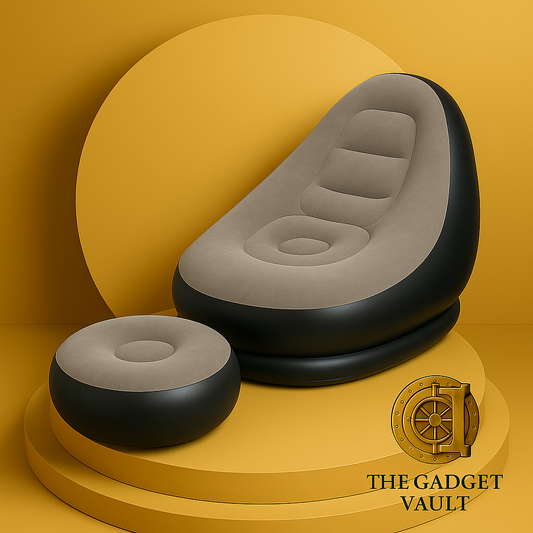 Opblaasbare loungefauteuil met bijpassende poef in beige en zwart, geplaatst op een goudgele podiumachtergrond. De zachte stoffen zitting en ergonomische vormgeving staan centraal in beeld. Rechtsonder is het officiële kluislogo van The Gadget Vault zichtbaar.
