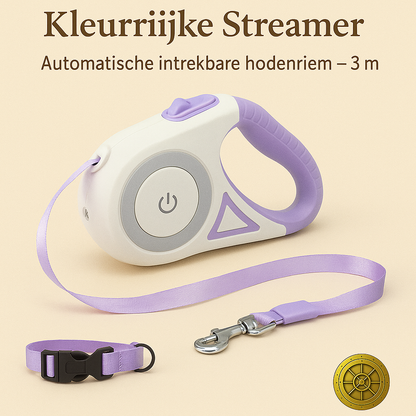 Witte automatische intrekbare hondenriem met paarse accenten en bijpassende halsband, gepresenteerd op een warme beige achtergrond met luxe gouden kluislogo van The Gadget Vault.