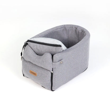 Grijze autostoel en draagtas voor kleine honden of katten, met open ritssluiting en wit kussen aan de binnenkant, originele LMODO-label zichtbaar vooraan.
