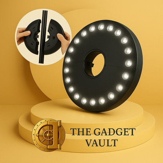 Zwarte LED-parasollamp met 28 ingebouwde LED-lichten, bevestigd aan de paal van een beige parasol boven een houten tuintafel. Het product wordt gepresenteerd in een stijlvolle buitenomgeving met het gouden kluislogo van The Gadget Vault.