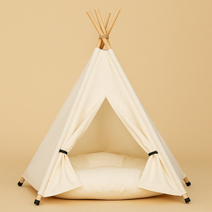 Afbeelding van een stijlvolle tipi-vormige hondenmand in maat S, gemaakt van canvas en houten stokken, met een zacht kussen binnenin — perfect voor kleine huisdieren die graag knus en geborgen liggen.