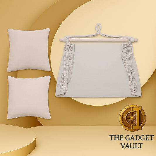 Opstelling van een crèmekleurige hangstoel met houten spreidstok en twee bijpassende kussens, gepresenteerd tegen een luxe beige-gouden achtergrond met het logo van The Gadget Vault rechtsonder.