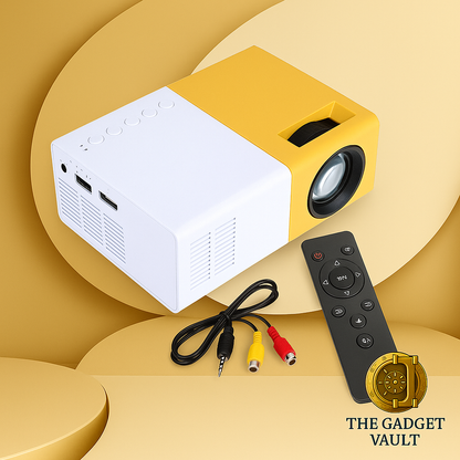 Een digitale foto van een compacte mini LED-projector in wit en geel, vergezeld door een afstandsbediening en een AV-kabel met rood, geel en wit aansluitpunt. De projector beschikt over meerdere knoppen bovenaan en ventilatieroosters aan de zijkant.
