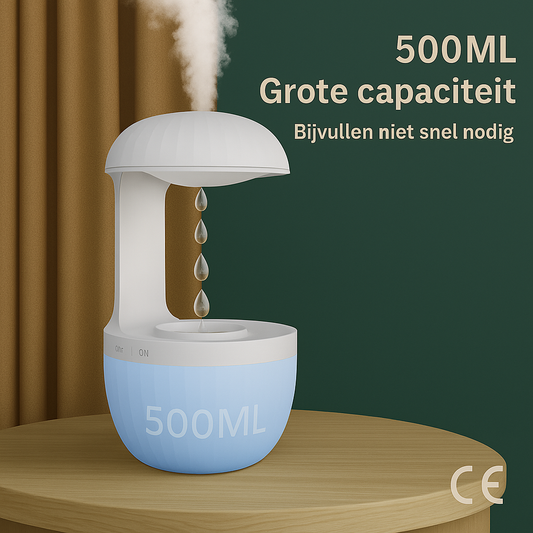 Twee vulmethodes voor een witte luchtbevochtiger in beeld: links wordt water direct in het reservoir gegoten, rechts via de bovenkant van het volledige toestel. Beide scènes tonen glazen flessen en een groene, natuurlijke achtergrond met raamlicht.
