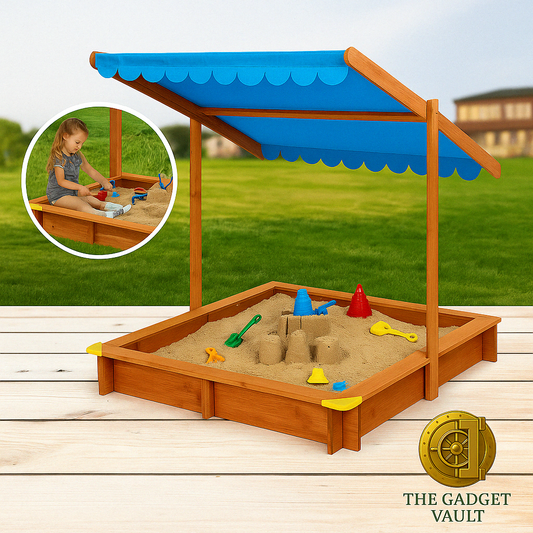 Houten zandbak met blauw schaduwdak, geplaatst op een houten terras met groene grasveld op de achtergrond. De zandbak bevat kleurrijk speelgoed en biedt schaduwrijke speelruimte voor kinderen. Rechts onderaan subtiel het gouden logo van The Gadget Vault.
