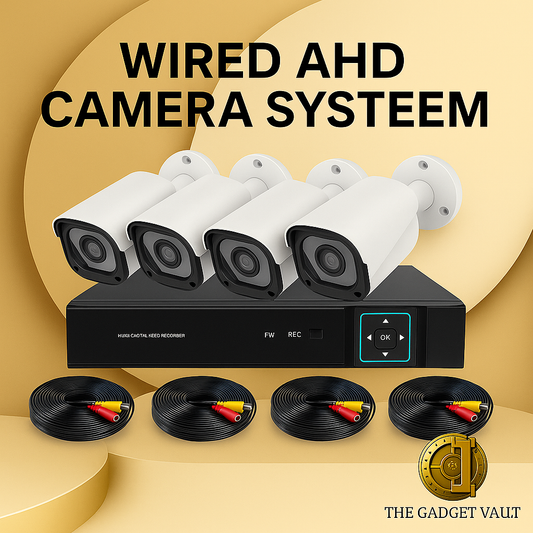 Digitale promotieafbeelding van een bekabeld AHD-camerasysteem met vier witte beveiligingscamera’s, een zwarte recorder en vier kabelsets, gepresenteerd tegen een goudkleurige achtergrond met het logo van The Gadget Vault rechtsonder. Tekst in beeld: “BEKABELD AHD CAMERASYSTEEM”.