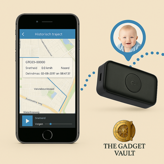 Zwarte GPS-tracker verbonden met een smartphone waarop een Nederlandstalige kaartapp wordt weergegeven met real-time tracking, locatiegeschiedenis en SOS-functie, op een beige achtergrond met het kluislogo van The Gadget Vault.
