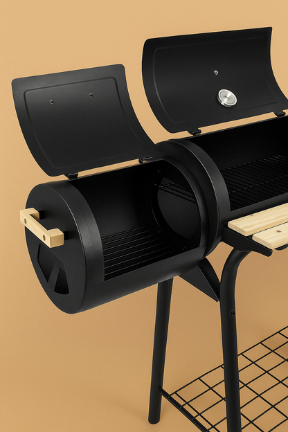 Close-up van het zijcompartiment van een 2-in-1 houtskool BBQ en smoker met open deksel en metalen grillrooster, ideaal voor slow cooking en roken van vlees.