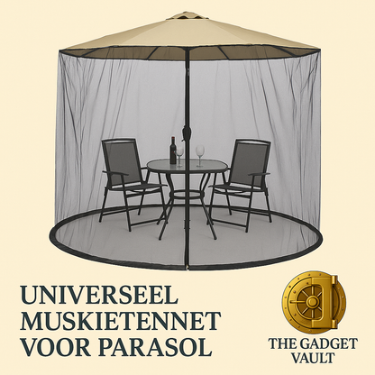 Visual van een universeel muskietennet voor parasols, strak gespannen over een beige tuinparasol met zitset, op luxe beige achtergrond met het goudkleurige kluislogo van The Gadget Vault rechtsonder en producttitel in elegante serifletters.