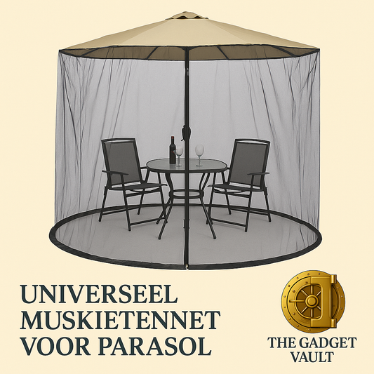Visual van een universeel muskietennet voor parasols, strak gespannen over een beige tuinparasol met zitset, op luxe beige achtergrond met het goudkleurige kluislogo van The Gadget Vault rechtsonder en producttitel in elegante serifletters.