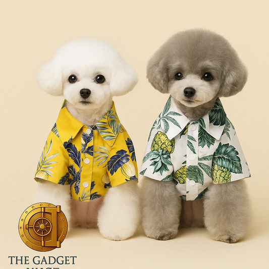 Twee kleine honden poserend in gele en witte Hawaiian-stijl hondenshirts met tropische print, op een licht interieurdecor met subtiel The Gadget Vault-logo linksonder.