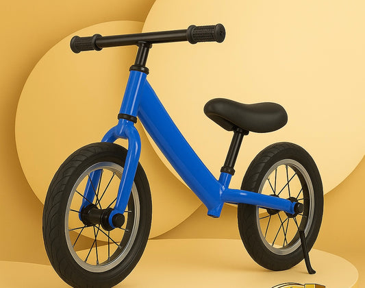 Blauwe loopfiets voor kinderen vanaf 3 jaar, gepresenteerd op een luxe beige podium met gouden kluislogo van The Gadget Vault rechtsonder in beeld.