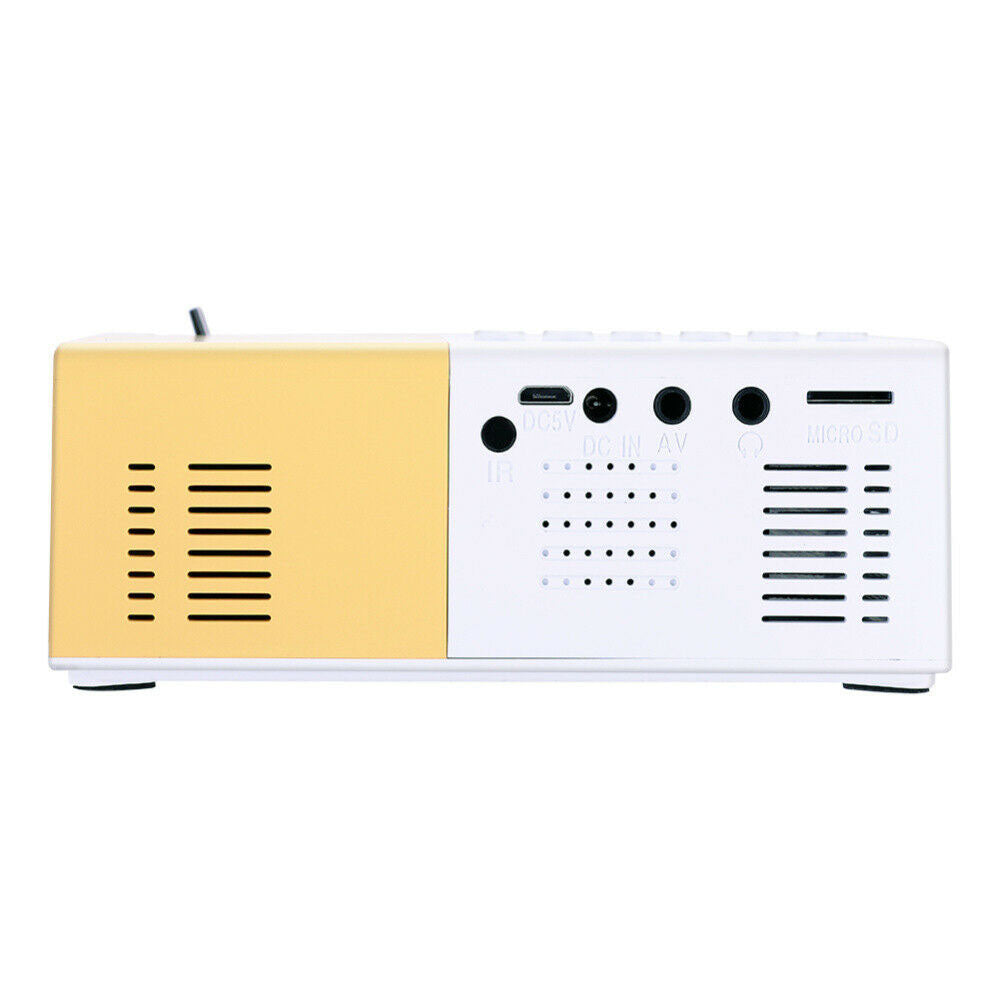 Achteraanzicht van een compacte mini projector in wit en geel met diverse aansluitpoorten, waaronder DC 5V, DC IN, AV, hoofdtelefoonaansluiting en Micro SD-slot.