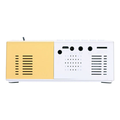 Achteraanzicht van een compacte mini projector in wit en geel met diverse aansluitpoorten, waaronder DC 5V, DC IN, AV, hoofdtelefoonaansluiting en Micro SD-slot.